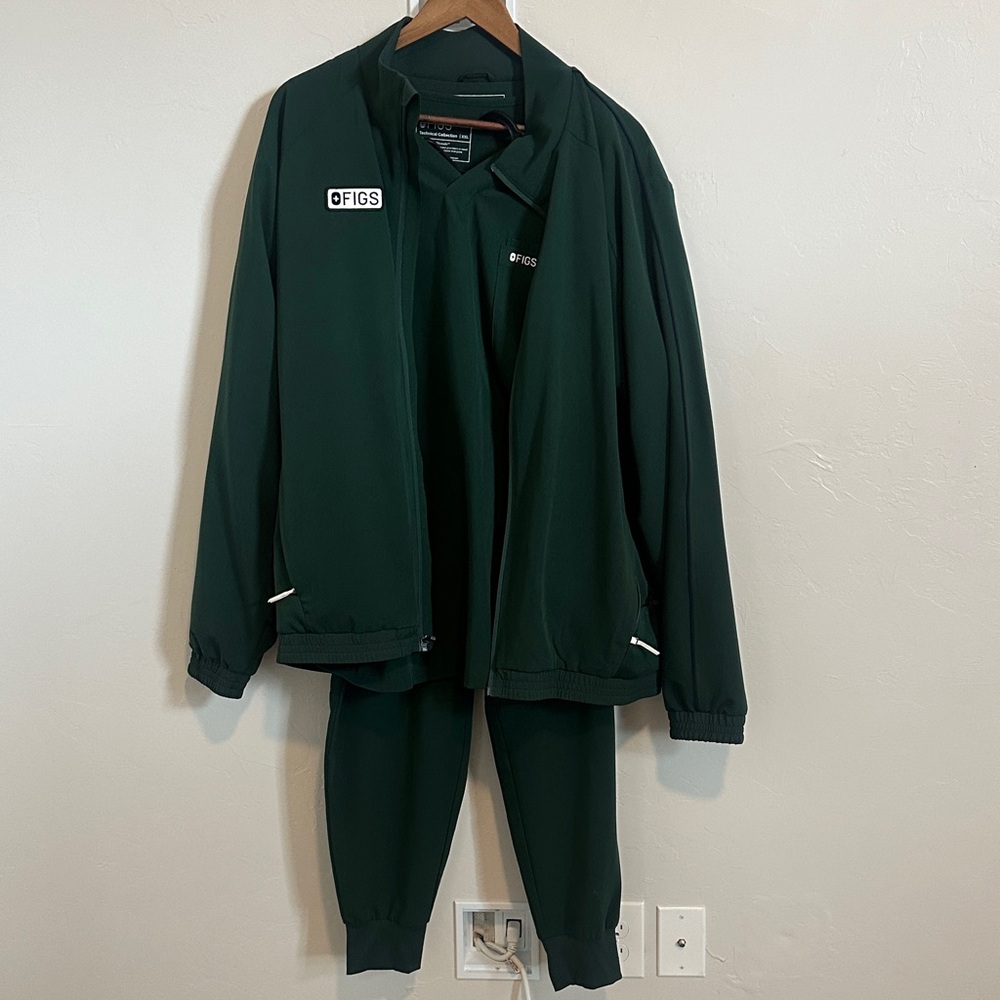 Figs Men's Hunter green scrub jacket XXL, scrub top XXL, scrub jogger pants xl